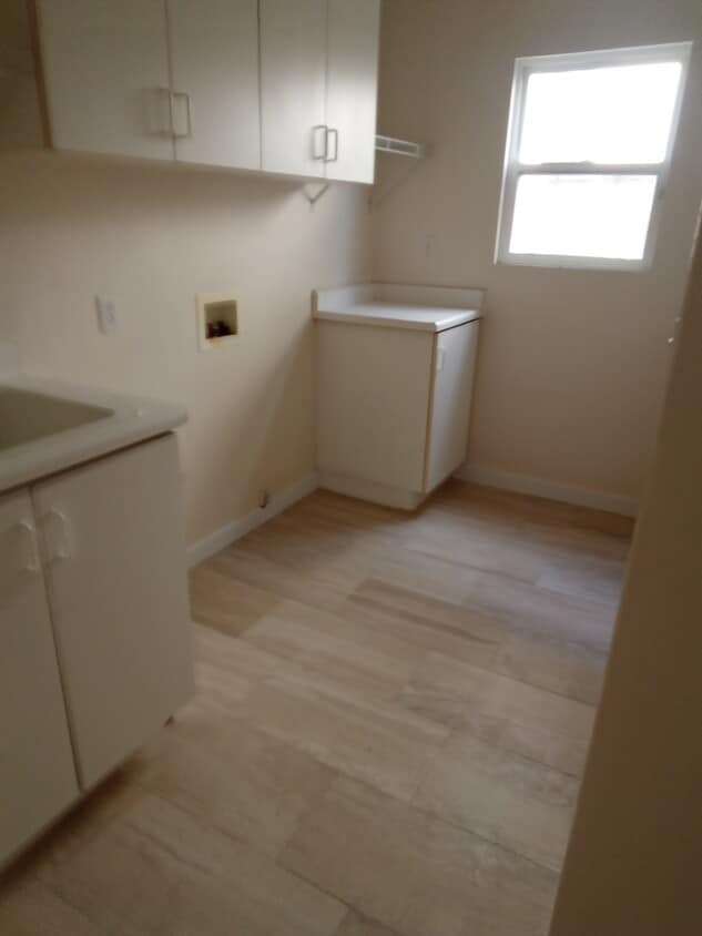 Primary Photo - 6061 Caddington Row