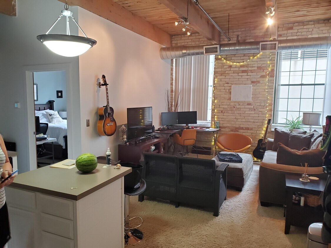 Foto principal - 940 Monroe Ave NW
