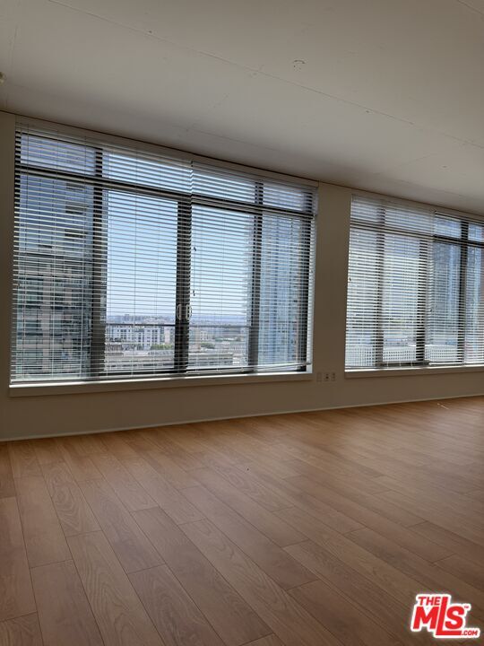 Foto del edificio - 1111 S Grand Ave