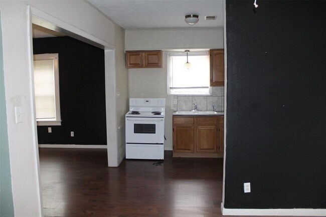 Building Photo - 2703 Truxillo St
