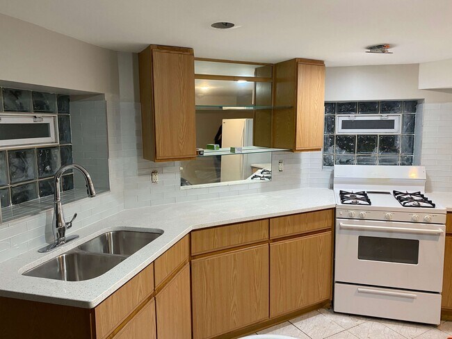 Foto del edificio - 5248 W Montrose Ave