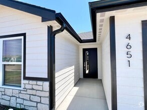 Building Photo - 4651 Pierce Dr