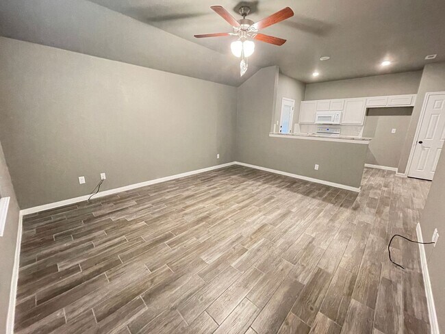 Building Photo - 208 W Beeline Lane