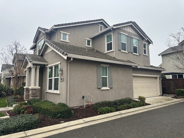 Foto del edificio - Welcome to this inviting 3-bedroom, 3-bath home located in a desirable Riverbank neighborhood