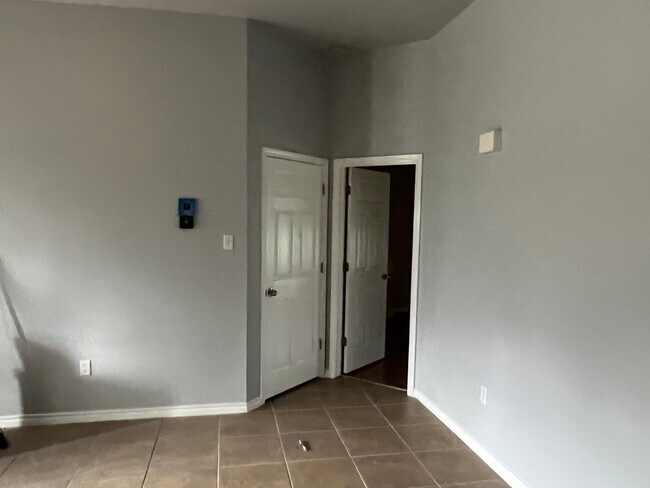 Building Photo - 607 Cowal Dr S