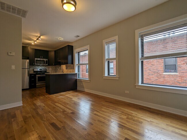 Foto del edificio - 2203 W Eastwood Ave