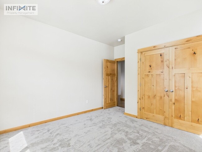 Foto del edificio - 3 Bedroom with Attached Garage