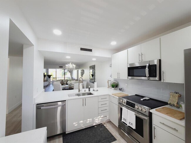 Building Photo - 6133 Balboa Cir