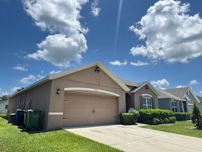Foto del edificio - Beautiful 4 Bedroom 2 Bathroom Home in Winter Haven!