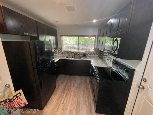Foto del edificio - 1710 NE 8th St