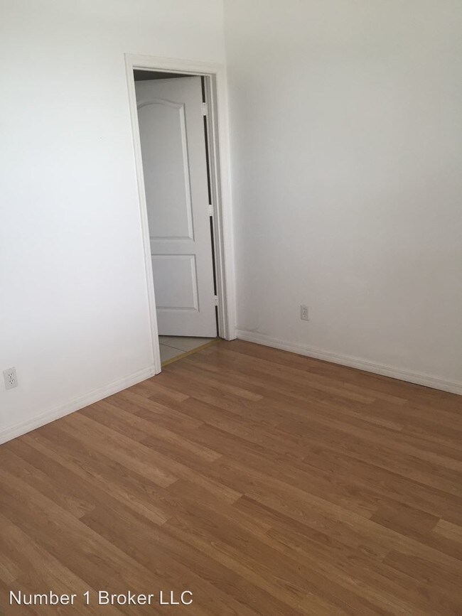 Building Photo - 10680 Savannah Wood Dr