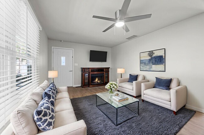 Living room - 115 E Sycamore Rd