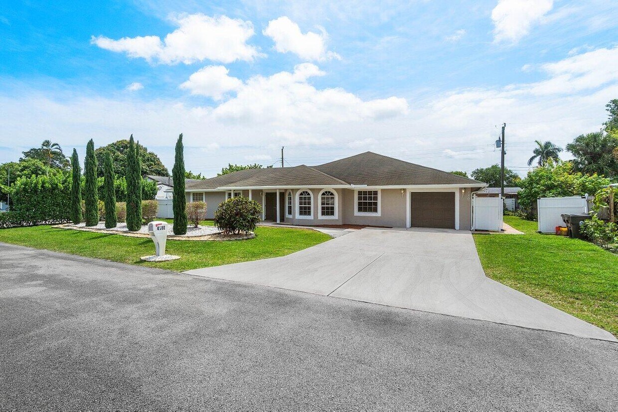 Primary Photo - 4180 Chukker Dr