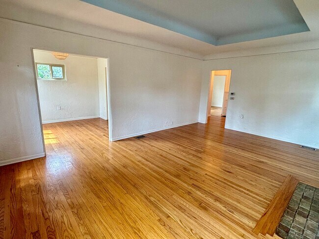 Building Photo - Beautiful 2 bed 1 bath home in University Heights