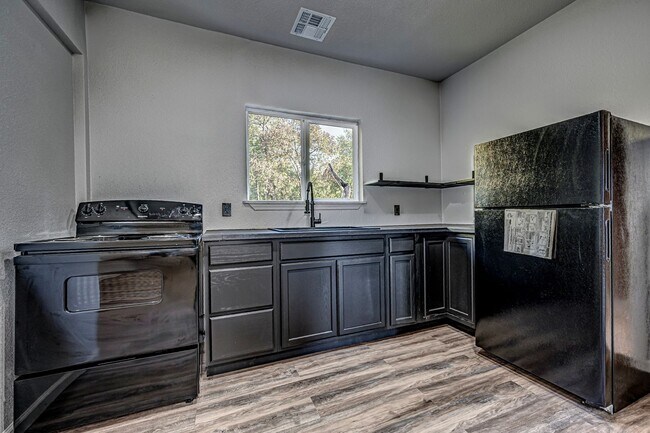 Foto del edificio - 735 8th Ave NW