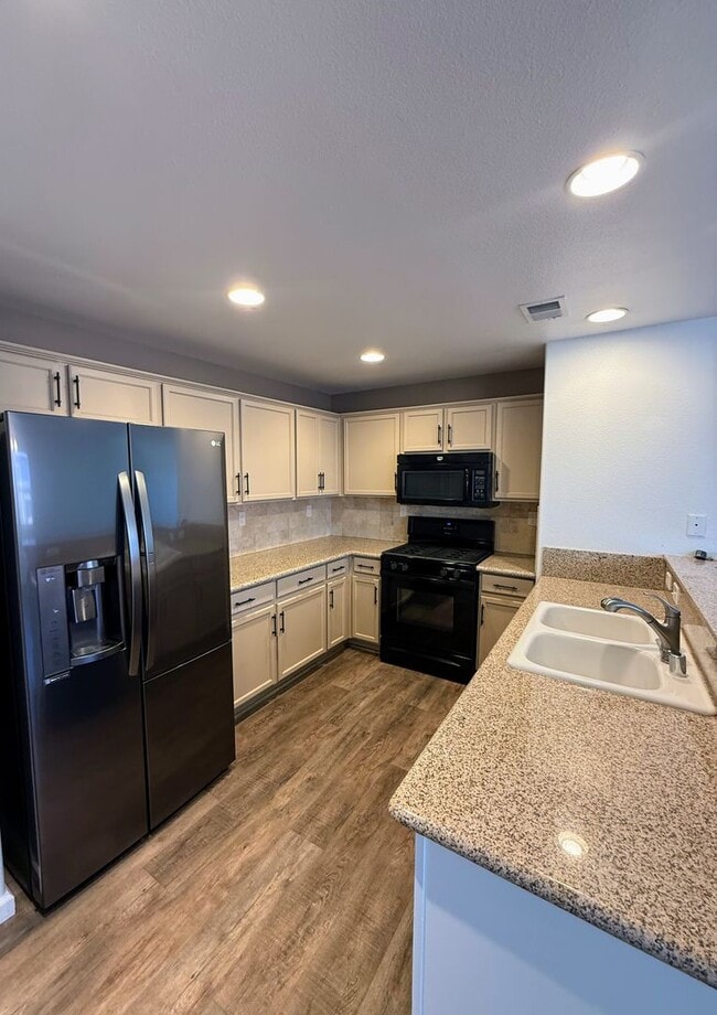 Building Photo - beautiful home  with exceptional views and...