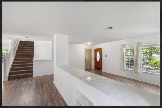 Foto del edificio - 1605 Balsam Way