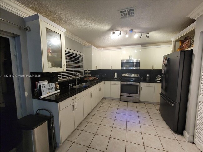 Building Photo - 10155 SW 163rd Pl