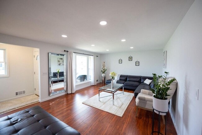 Foto del edificio - Amazing 3 Bedroom and 2 Full Bath Home For Rent in Greece Available Now.