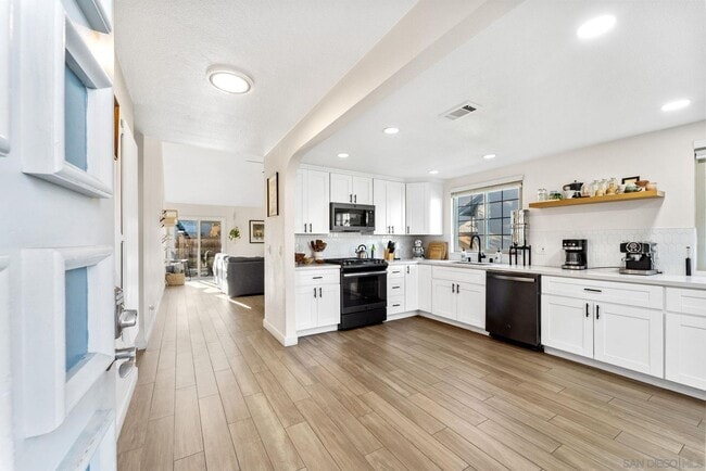 Building Photo - 2 BR Townhome in Escondido w/ 2 car garage