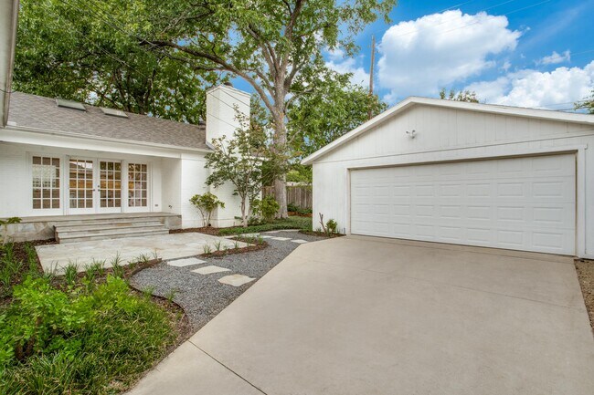 Foto del edificio - 5723 Southwestern Blvd
