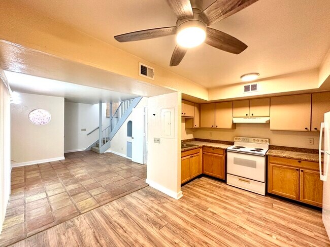 Building Photo - 2 Bedroom 1.5 Bath with Yard in Desired Ar...