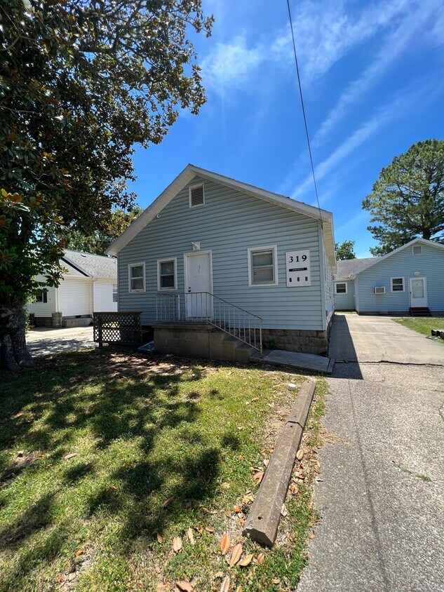 319 E College St Unit 3, Carbondale, IL 62901 Room for Rent in