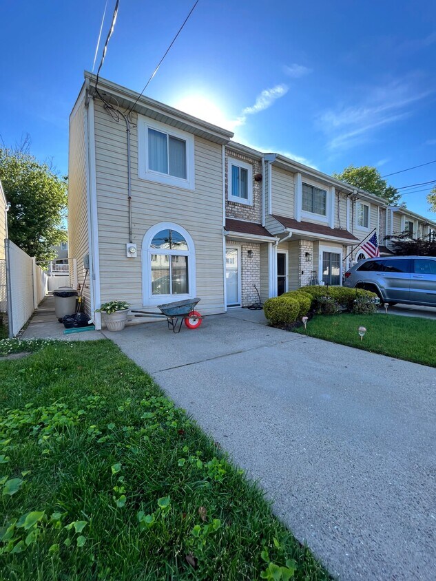 Primary Photo - 58 Seguine Pl