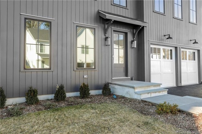 Building Photo - 12 White Barns Ln