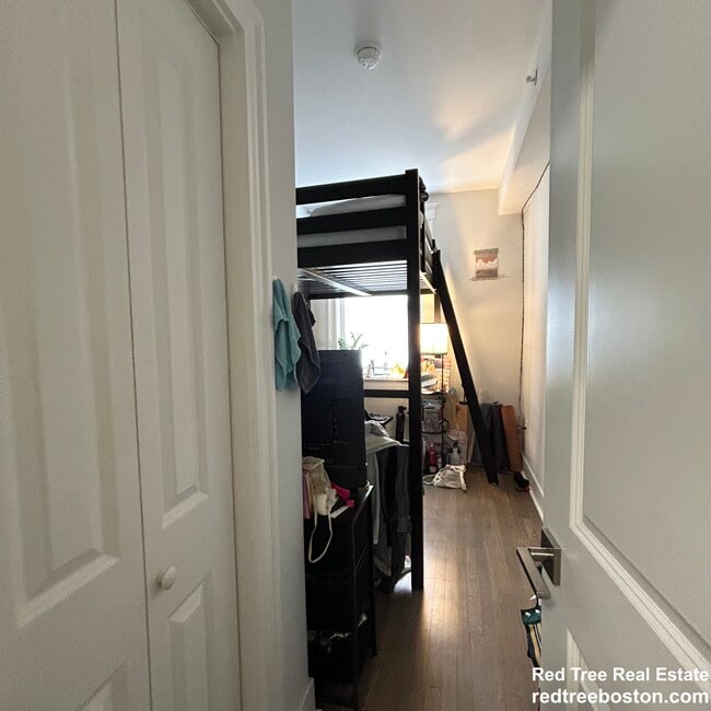 Building Photo - 81 Park Dr