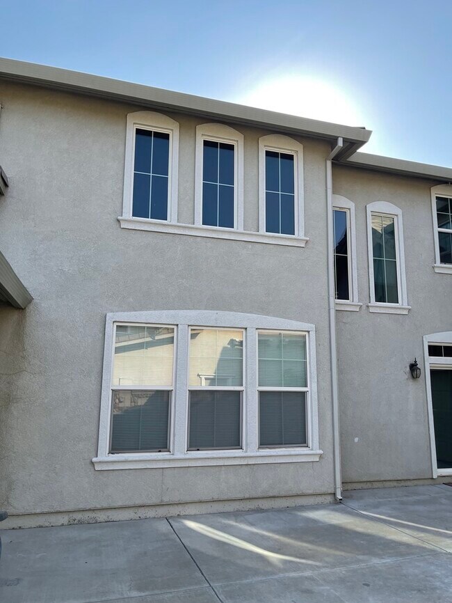 Building Photo - Tracy Beautiful 4 Bedroom Home Great Location