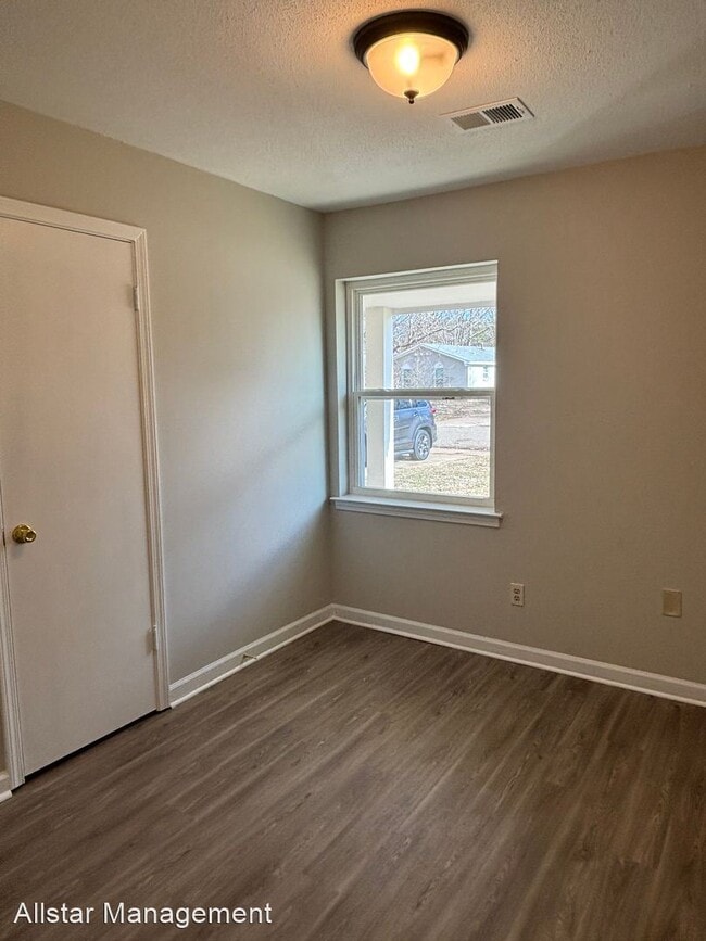 Building Photo - 3 br, 1 bath House - 6275 Southbridge Cir