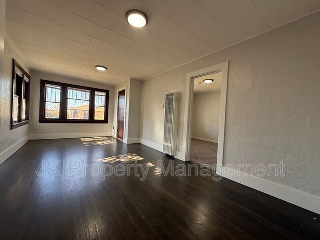 Building Photo - 1016 8th Ave S