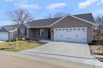 Building Photo - 8 W Persimmon Dr