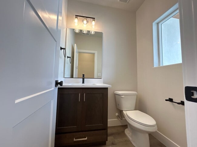 Building Photo - Beautiful Townhome!!