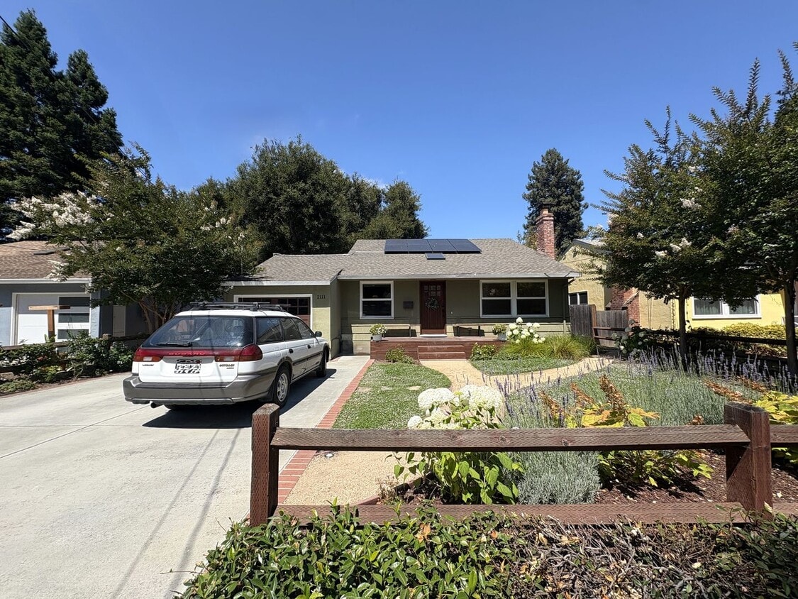 Primary Photo - Beautiful 4BD/2BA Menlo Park Home with Lar...