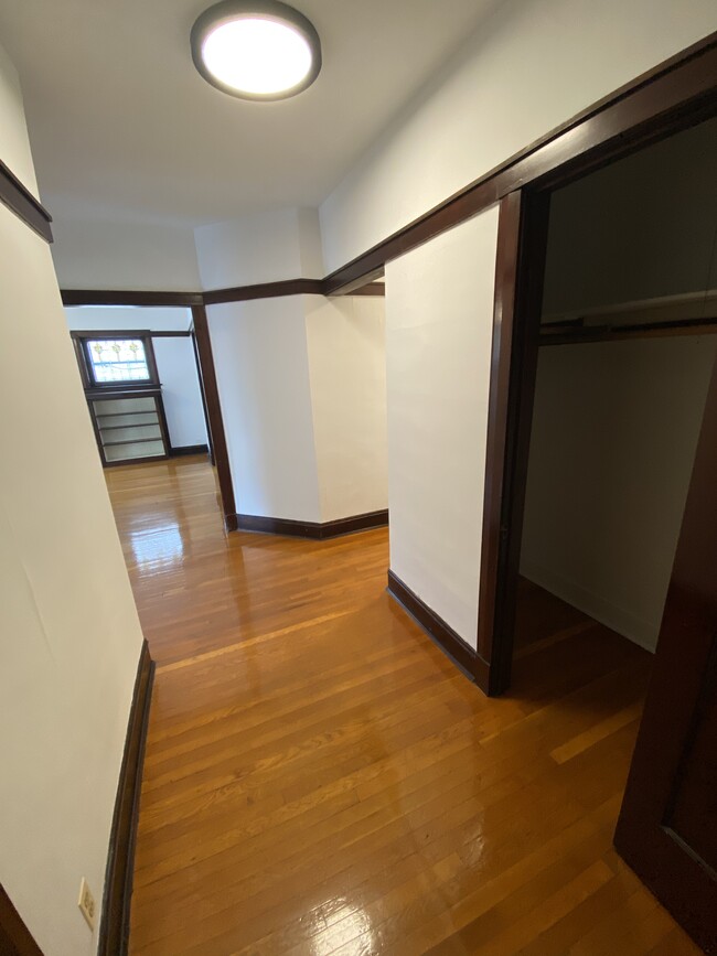 Front Hallway & Closet - 1410 W Berwyn Ave