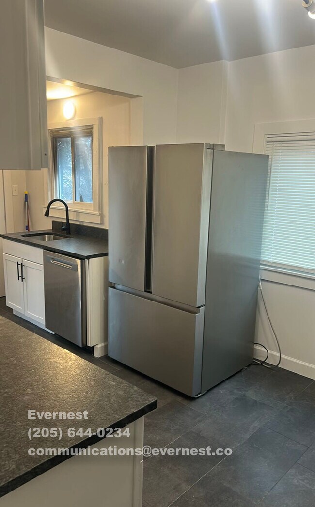 Foto del edificio - 3 Bed/1 Bath Home with In-Unit Laundry / Coming Soon!