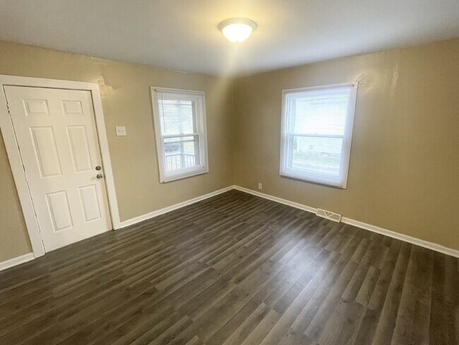 Foto del edificio - 2 Bedroom located on a quiet street in popular Beech Grove