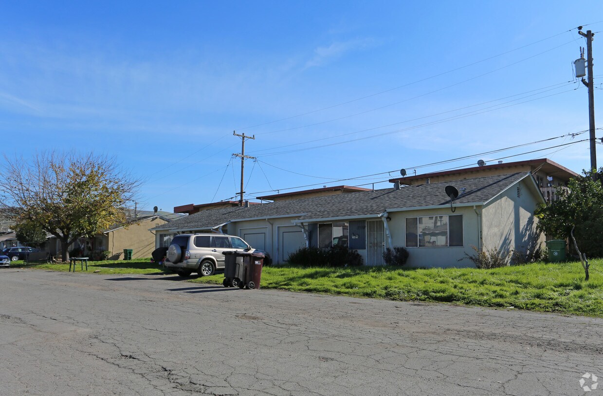 Primary Photo - 27331-27369 Manon Ave