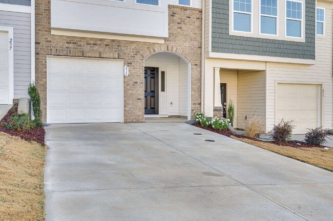 Building Photo - 3-Bed Townhouse in Franklinton with Update...