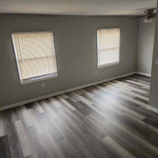 Building Photo - 4901 Saddlebrook Ln