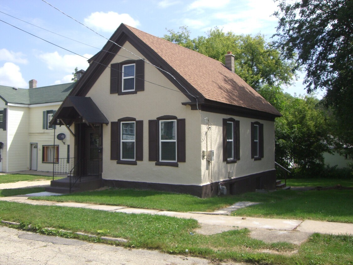 443 S Liberty Ave, Freeport, IL 61032 House Rental in Freeport, IL