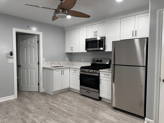 Foto del edificio - 4404 Logan Ave