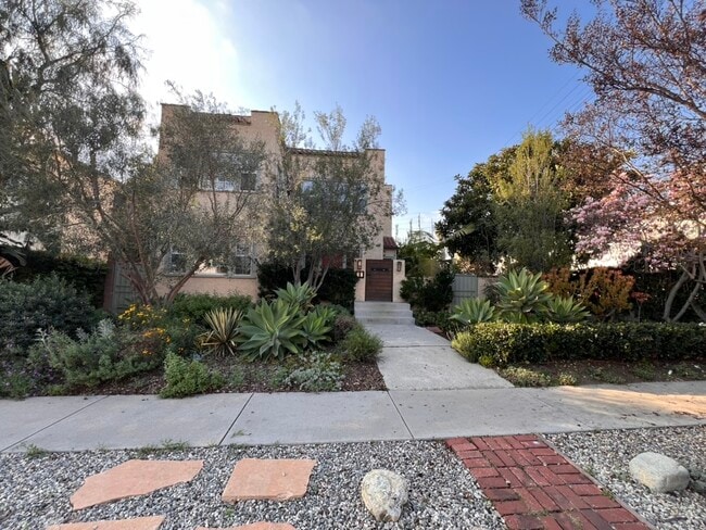 Building Photo - 1419 Ellsmere Ave