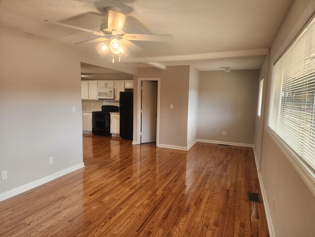 Building Photo - 3231 Dorian Rd