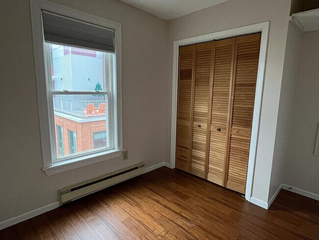 Foto del edificio - Bright, Updated 2-Bedroom in Prime Burlington Location — Available NOW!