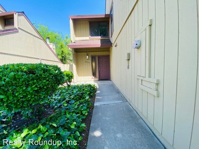 Building Photo - 3 br, 2.5 bath House - 2555 Higgins Rd