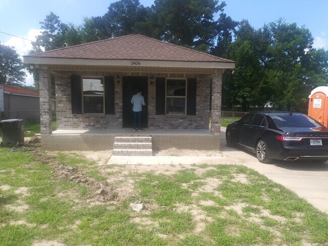 Building Photo - 1406 Memory Ln