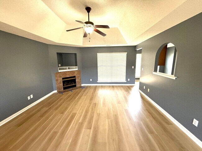 Foto del edificio - ** 3 Bed 2 Bath located in Cotton Lakes ** Call 334-366-9198 to schedule a self tour